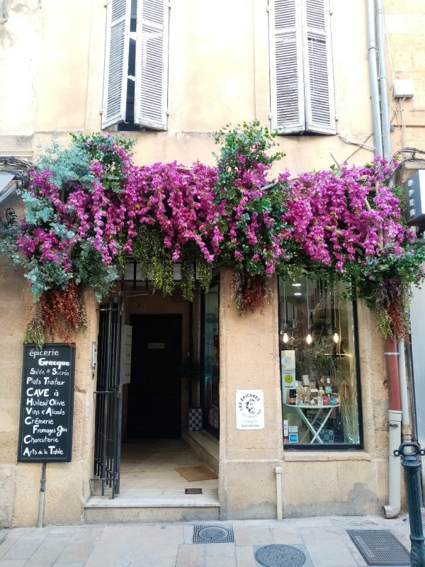 Decoration florale de façade de magasin à Aix en Provence